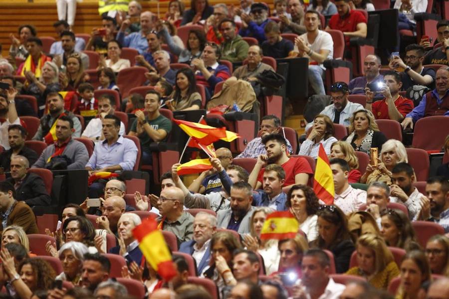 Decenas de personas se han congregado en el Palacio de Congresos para acudir a la cita con el presidente del partido