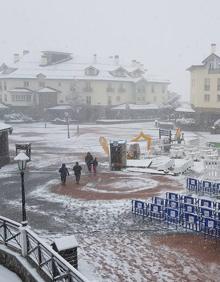 Imagen secundaria 2 - Granada | Una gran nevada sobre la Sierra obliga al uso de cadenas