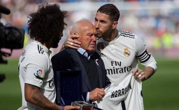 Fotografía de archivo de los capitanes del Real Madrid, Marcelo Vieira (i) y Sergio Ramos (d), durante el homenaje al delegado campo Agustín Herrerín. 