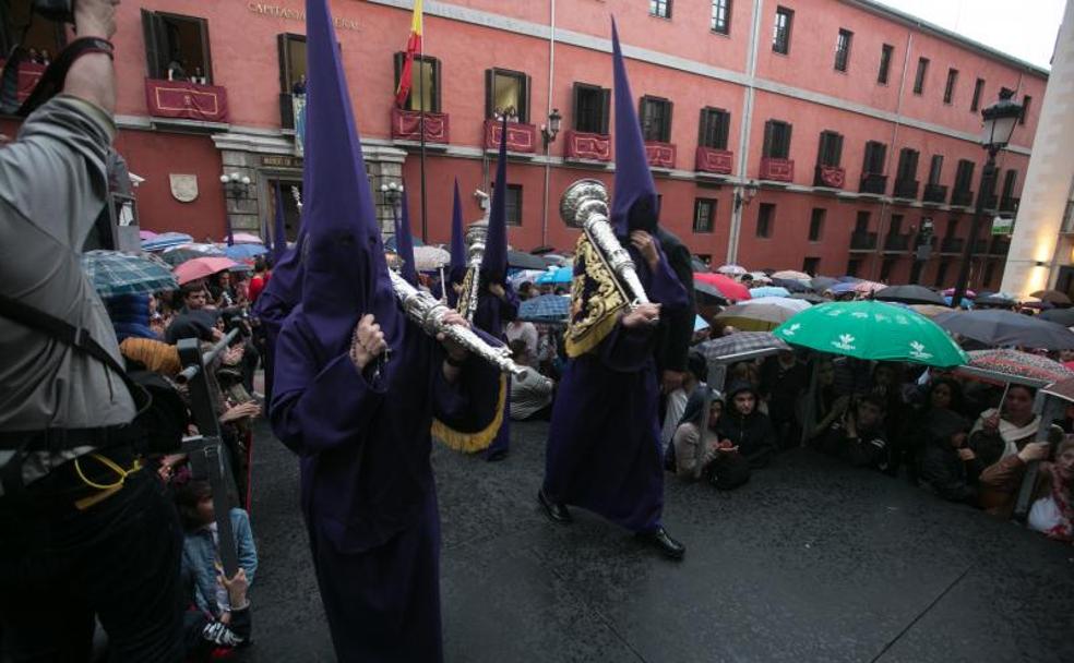 Los portadoreS de las bocinas del Nazareno regresan al templo al poco de salir el cortejo por culpa de la lluvia.