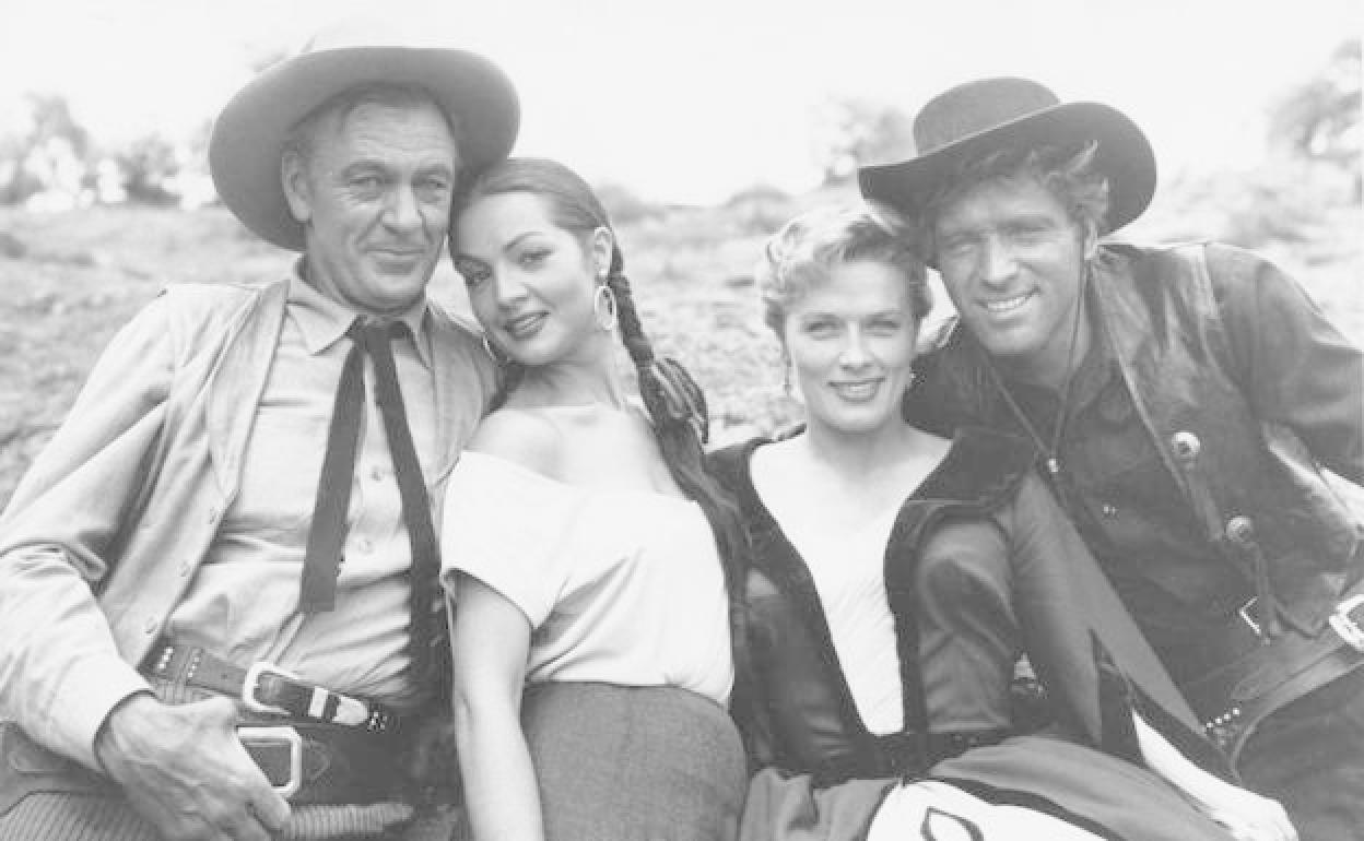Gary Cooper, Sara Montiel, Denise Darcel y Burt Lancaster posan en un descanso del rodaje del western 'Veracruz'.