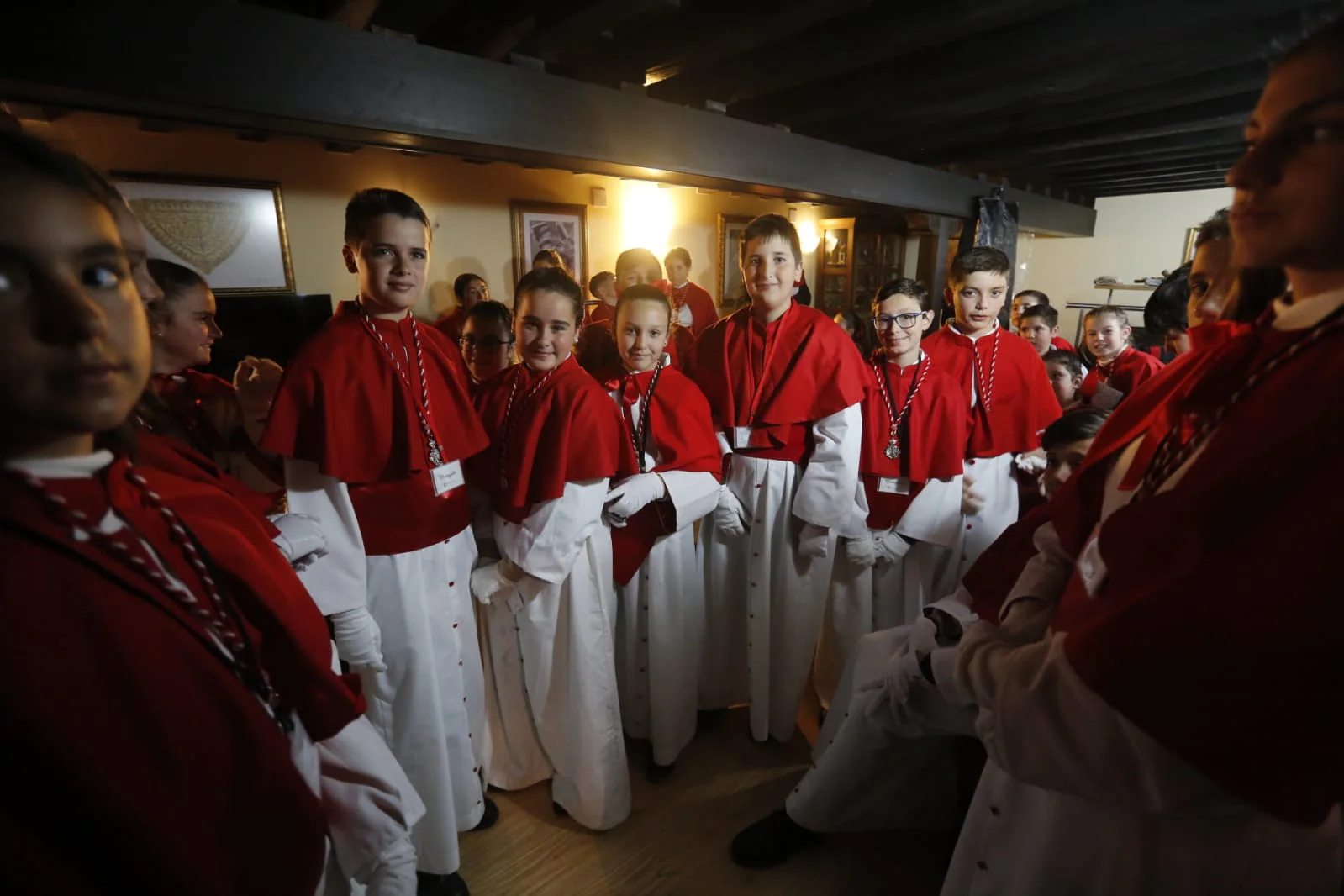 La placeta de San Miguel Bajo se llena de paraguas esperando a que salieran las imágenes de Nuestro Padre Jesús del Perdón y María Santísima de la Aurora Coronada, algo que no ha ocurrido