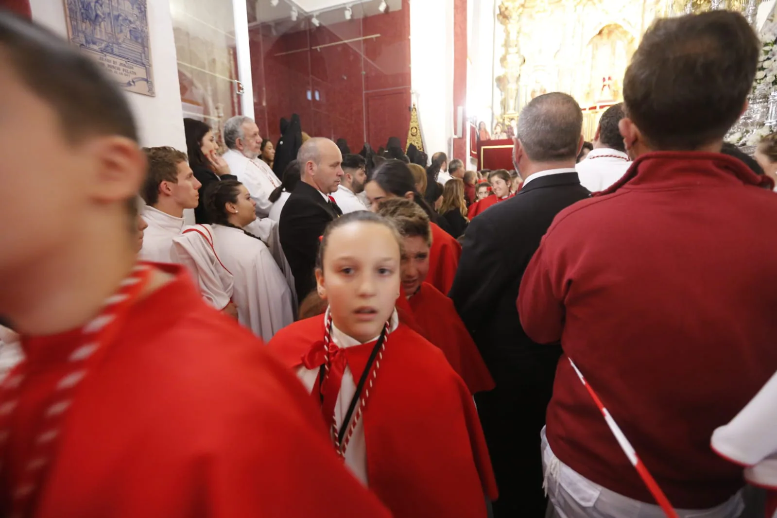 La placeta de San Miguel Bajo se llena de paraguas esperando a que salieran las imágenes de Nuestro Padre Jesús del Perdón y María Santísima de la Aurora Coronada, algo que no ha ocurrido