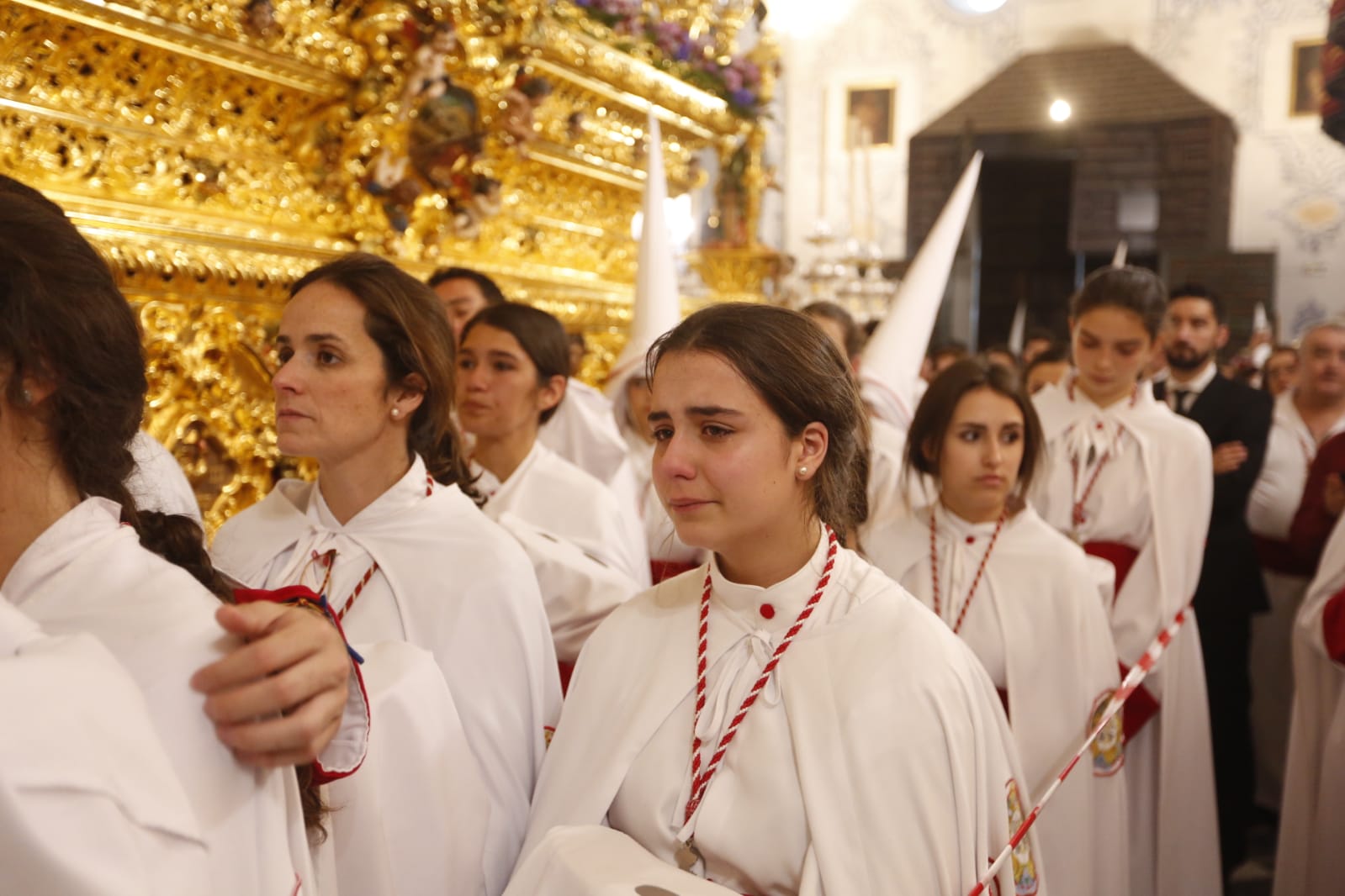 La placeta de San Miguel Bajo se llena de paraguas esperando a que salieran las imágenes de Nuestro Padre Jesús del Perdón y María Santísima de la Aurora Coronada, algo que no ha ocurrido