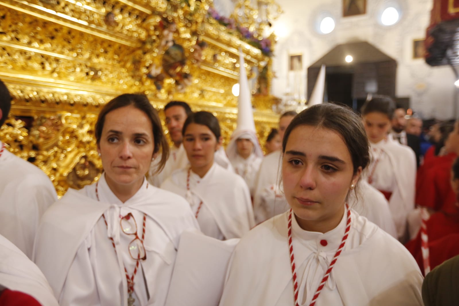 La placeta de San Miguel Bajo se llena de paraguas esperando a que salieran las imágenes de Nuestro Padre Jesús del Perdón y María Santísima de la Aurora Coronada, algo que no ha ocurrido