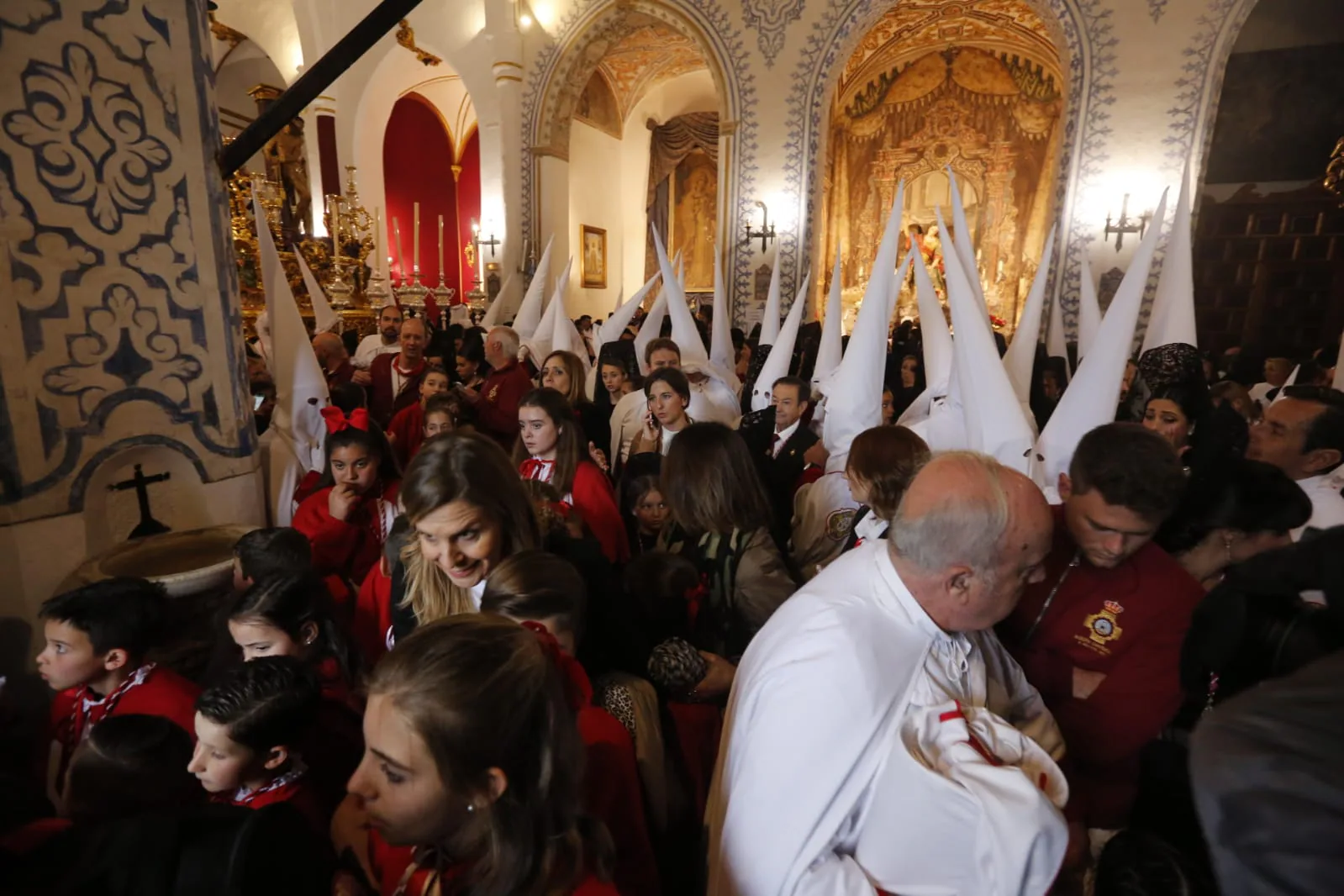 La placeta de San Miguel Bajo se llena de paraguas esperando a que salieran las imágenes de Nuestro Padre Jesús del Perdón y María Santísima de la Aurora Coronada, algo que no ha ocurrido