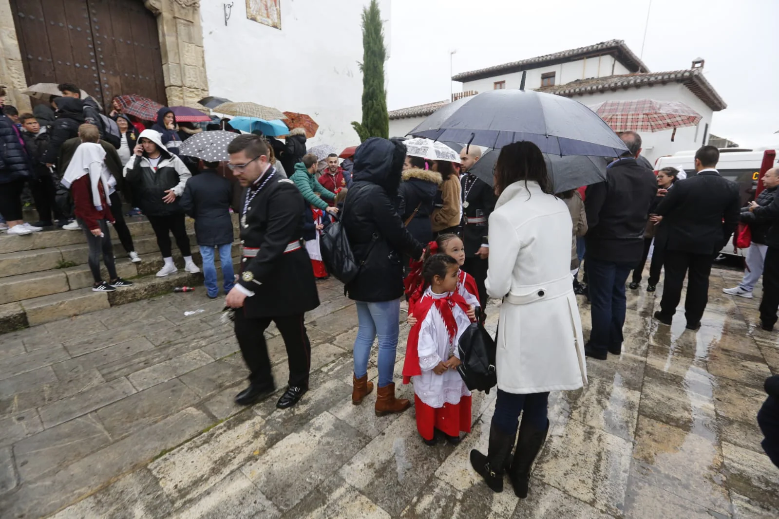 Paraguas y resignación en la placeta de San Miguel Bajo