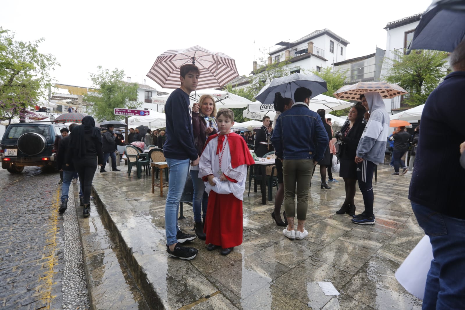 Paraguas y resignación en la placeta de San Miguel Bajo