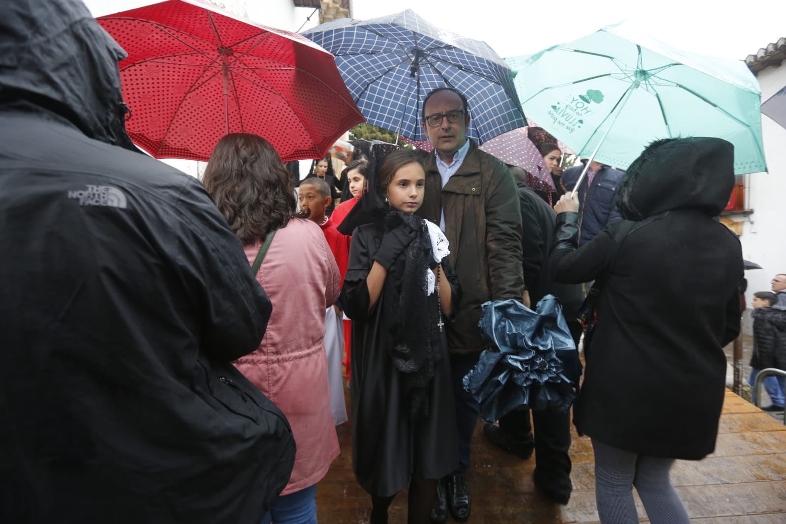 Paraguas y resignación en la placeta de San Miguel Bajo