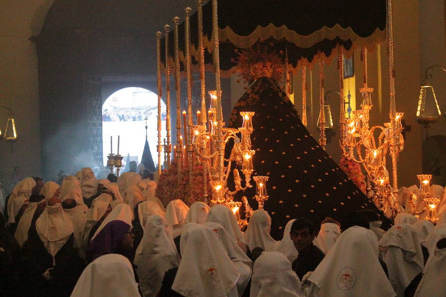 La imagen más antigua y venerada de la localidad costera ha salido a las nueve de la noche la parroquia de la Encarnación con un cortejo superior a 700 personas