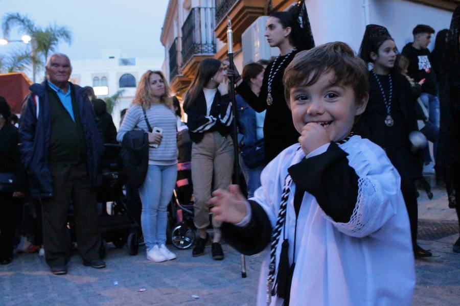 La imagen más antigua y venerada de la localidad costera ha salido a las nueve de la noche la parroquia de la Encarnación con un cortejo superior a 700 personas