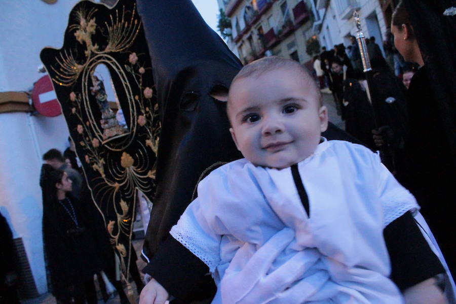 La imagen más antigua y venerada de la localidad costera ha salido a las nueve de la noche la parroquia de la Encarnación con un cortejo superior a 700 personas