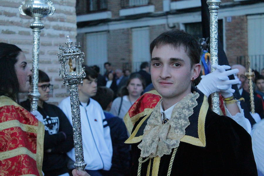 La imagen más antigua y venerada de la localidad costera ha salido a las nueve de la noche la parroquia de la Encarnación con un cortejo superior a 700 personas