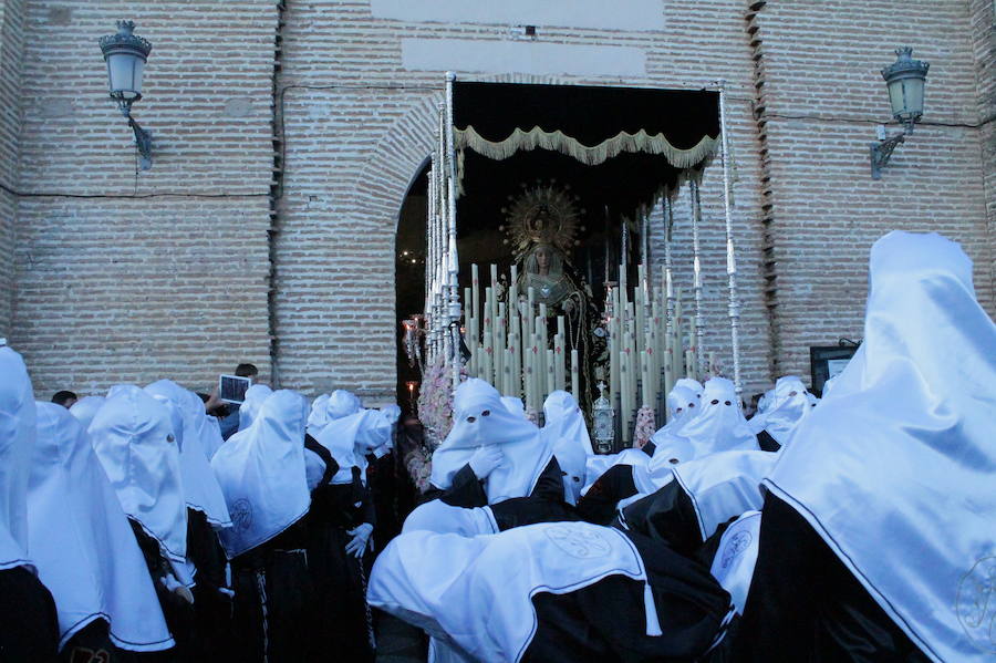 La imagen más antigua y venerada de la localidad costera ha salido a las nueve de la noche la parroquia de la Encarnación con un cortejo superior a 700 personas