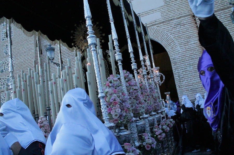 La imagen más antigua y venerada de la localidad costera ha salido a las nueve de la noche la parroquia de la Encarnación con un cortejo superior a 700 personas