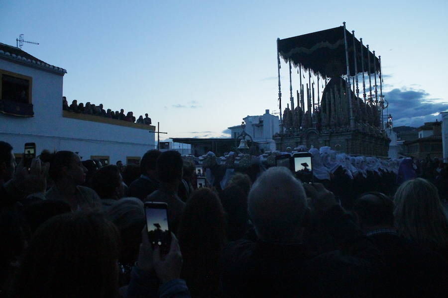 La imagen más antigua y venerada de la localidad costera ha salido a las nueve de la noche la parroquia de la Encarnación con un cortejo superior a 700 personas