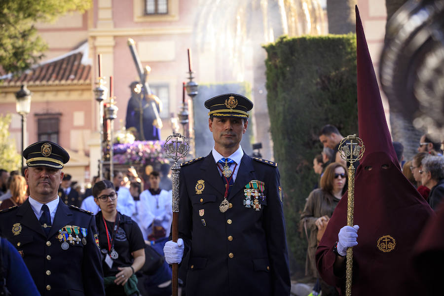 Jesús de la Pasión se ha puesto en la calle con novedades como los bordados de su túnica. La Policía Nacional no ha fallado a su cita con la Cofradía 