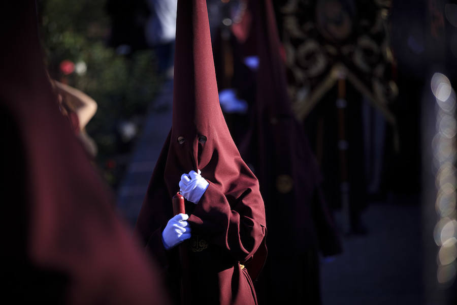 Jesús de la Pasión se ha puesto en la calle con novedades como los bordados de su túnica. La Policía Nacional no ha fallado a su cita con la Cofradía 