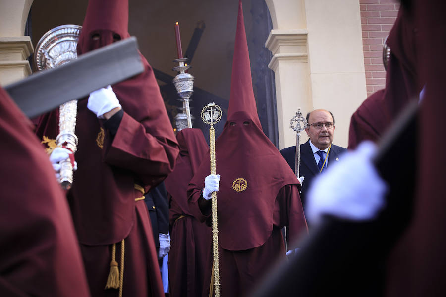 Jesús de la Pasión se ha puesto en la calle con novedades como los bordados de su túnica. La Policía Nacional no ha fallado a su cita con la Cofradía 