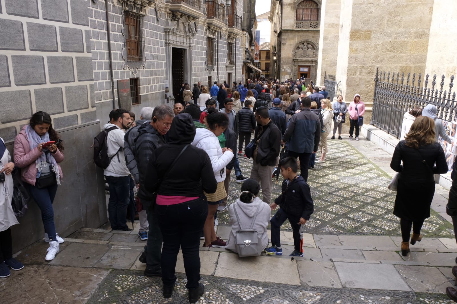 Las calles, monumentos e iglesias de Granada se llenan de visitantes pese al mal tiempo de este jueves