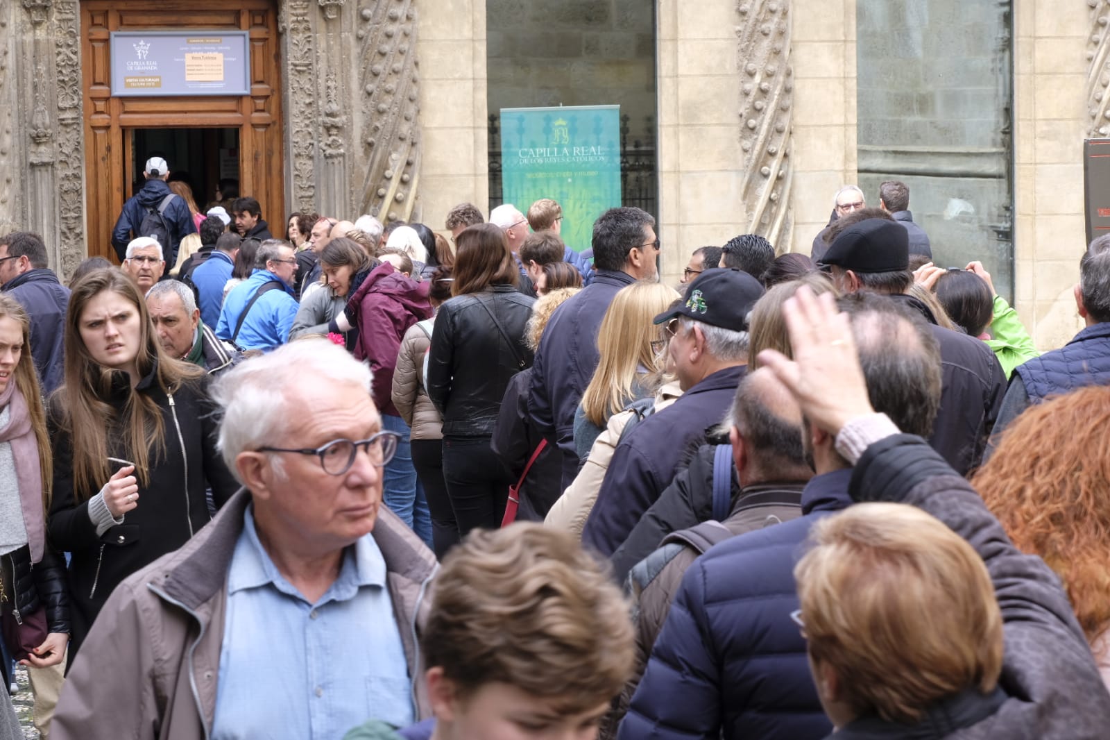 Las calles, monumentos e iglesias de Granada se llenan de visitantes pese al mal tiempo de este jueves