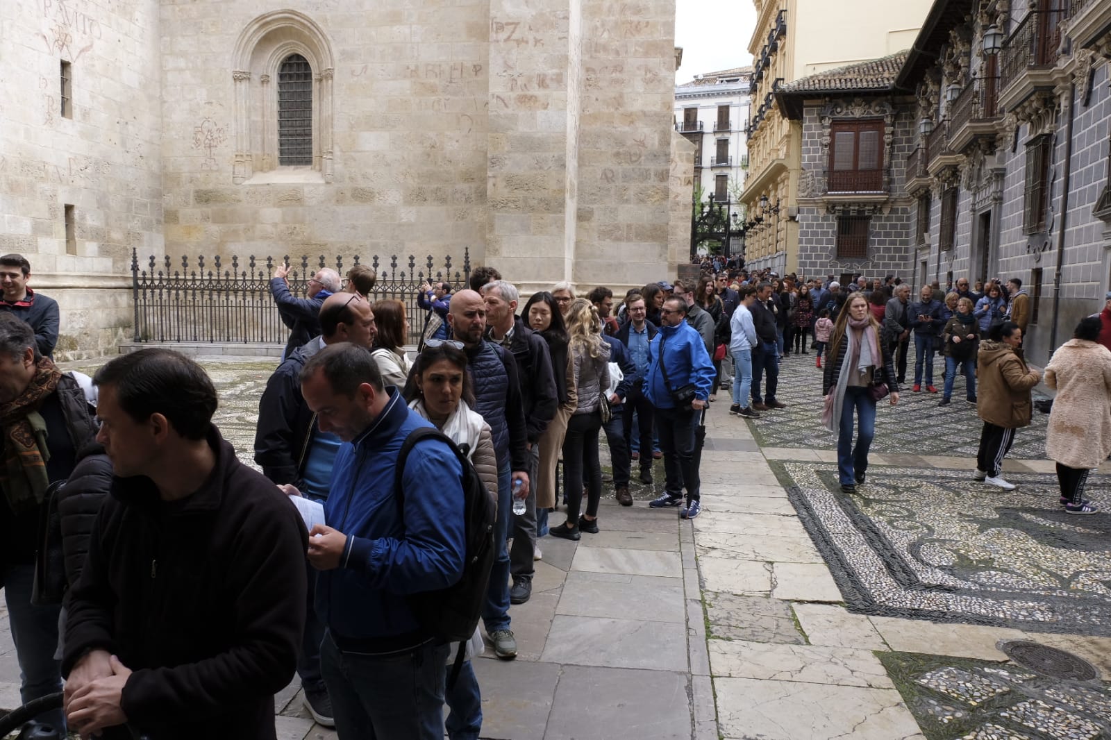 Las calles, monumentos e iglesias de Granada se llenan de visitantes pese al mal tiempo de este jueves