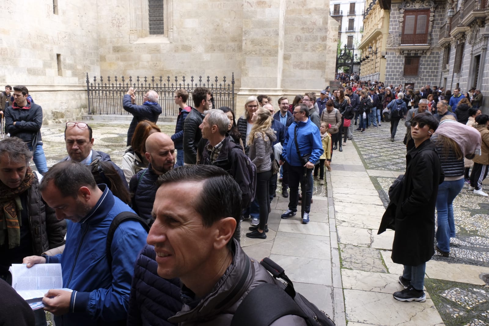 Las calles, monumentos e iglesias de Granada se llenan de visitantes pese al mal tiempo de este jueves
