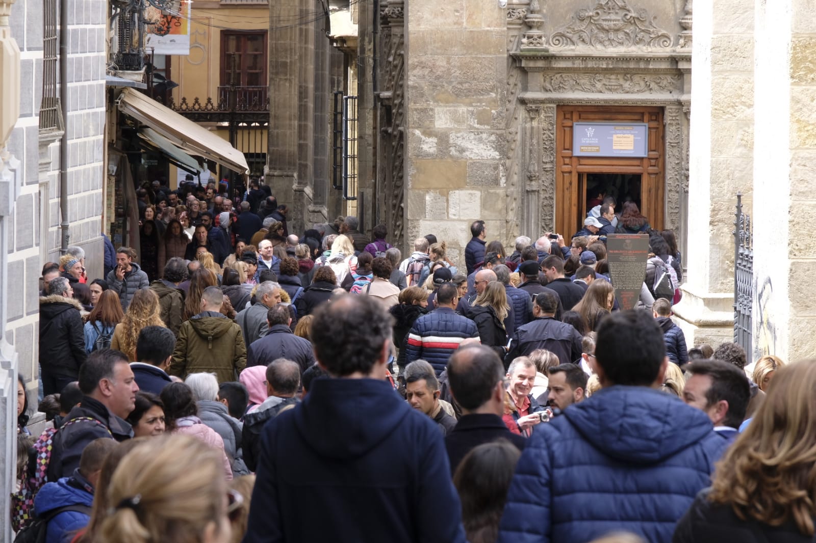 Las calles, monumentos e iglesias de Granada se llenan de visitantes pese al mal tiempo de este jueves