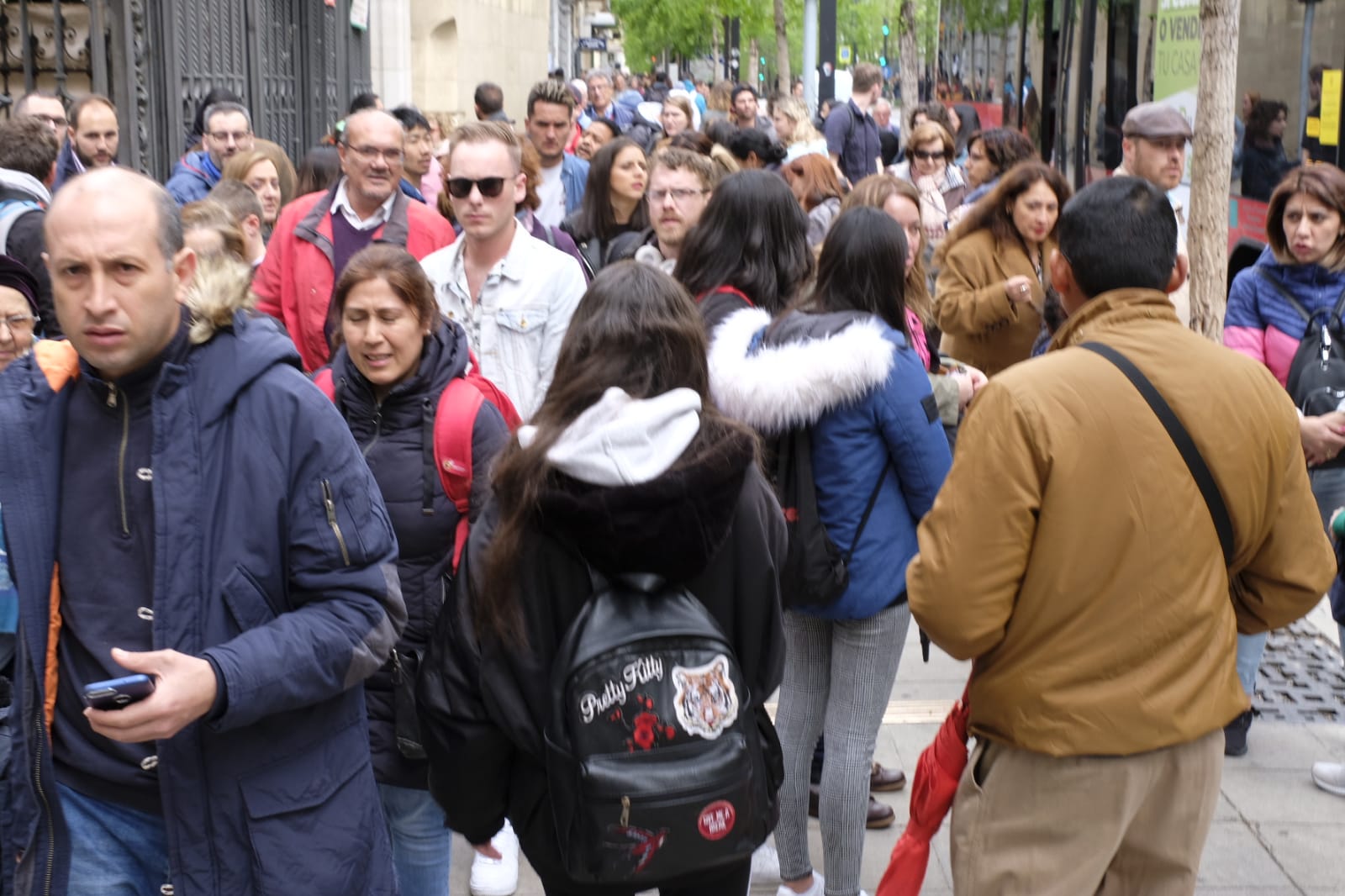 Las calles, monumentos e iglesias de Granada se llenan de visitantes pese al mal tiempo de este jueves