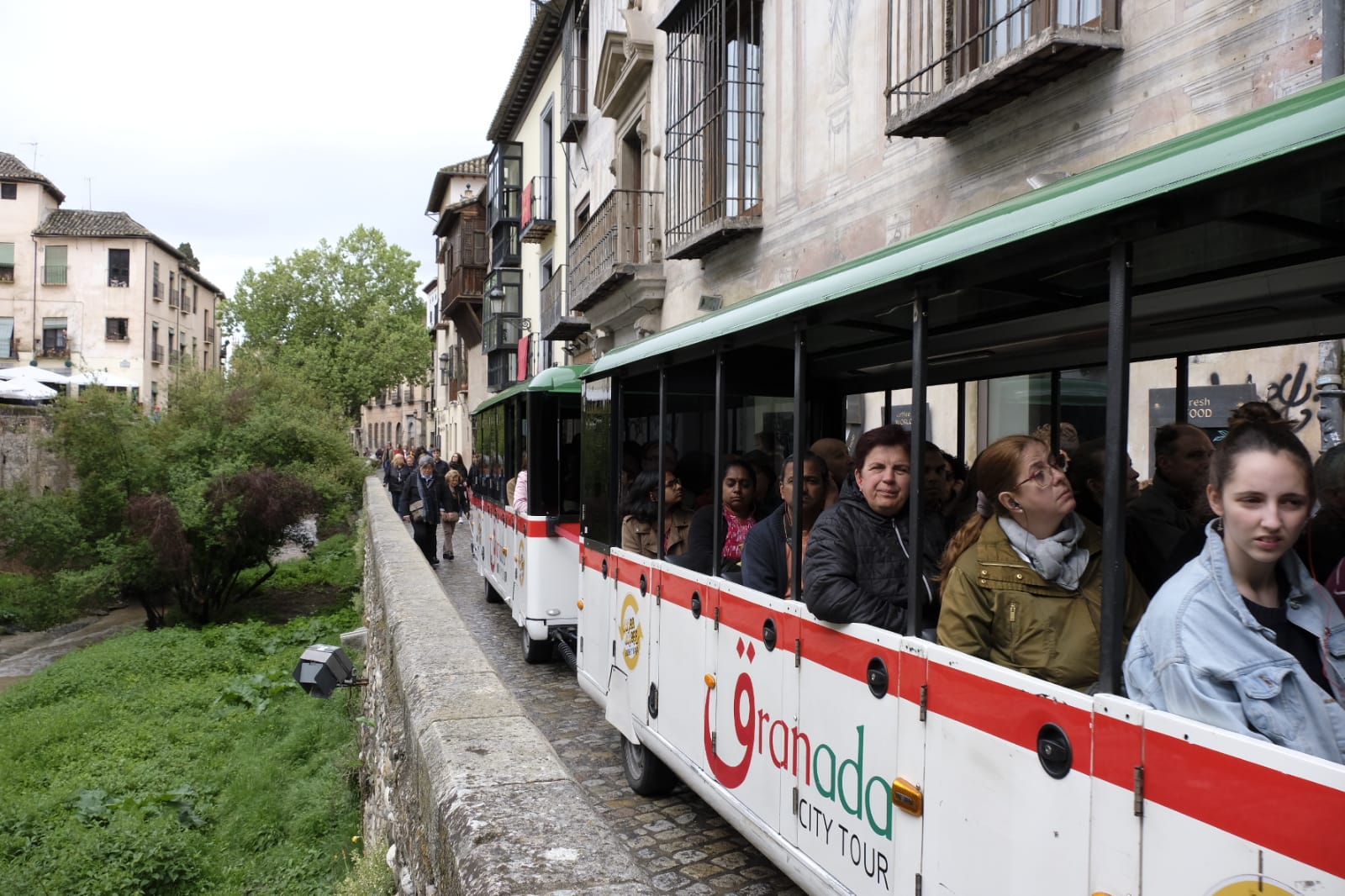 Las calles, monumentos e iglesias de Granada se llenan de visitantes pese al mal tiempo de este jueves