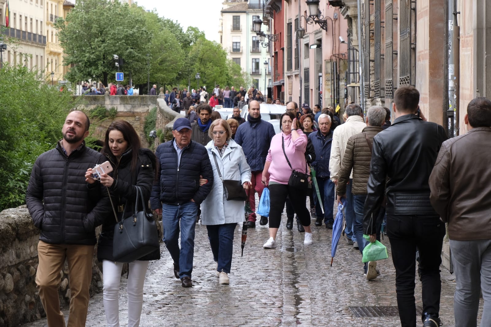 Las calles, monumentos e iglesias de Granada se llenan de visitantes pese al mal tiempo de este jueves