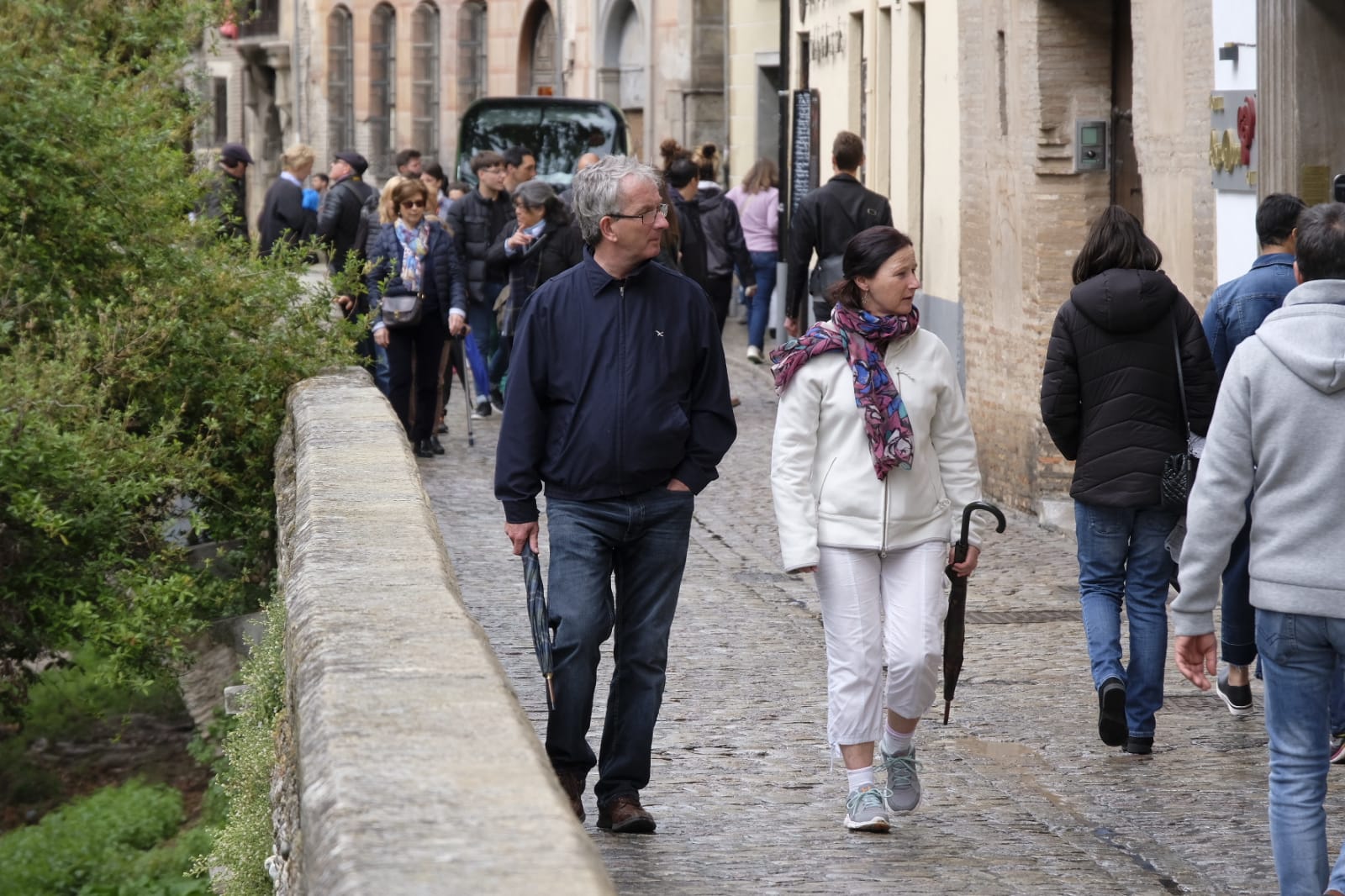Las calles, monumentos e iglesias de Granada se llenan de visitantes pese al mal tiempo de este jueves