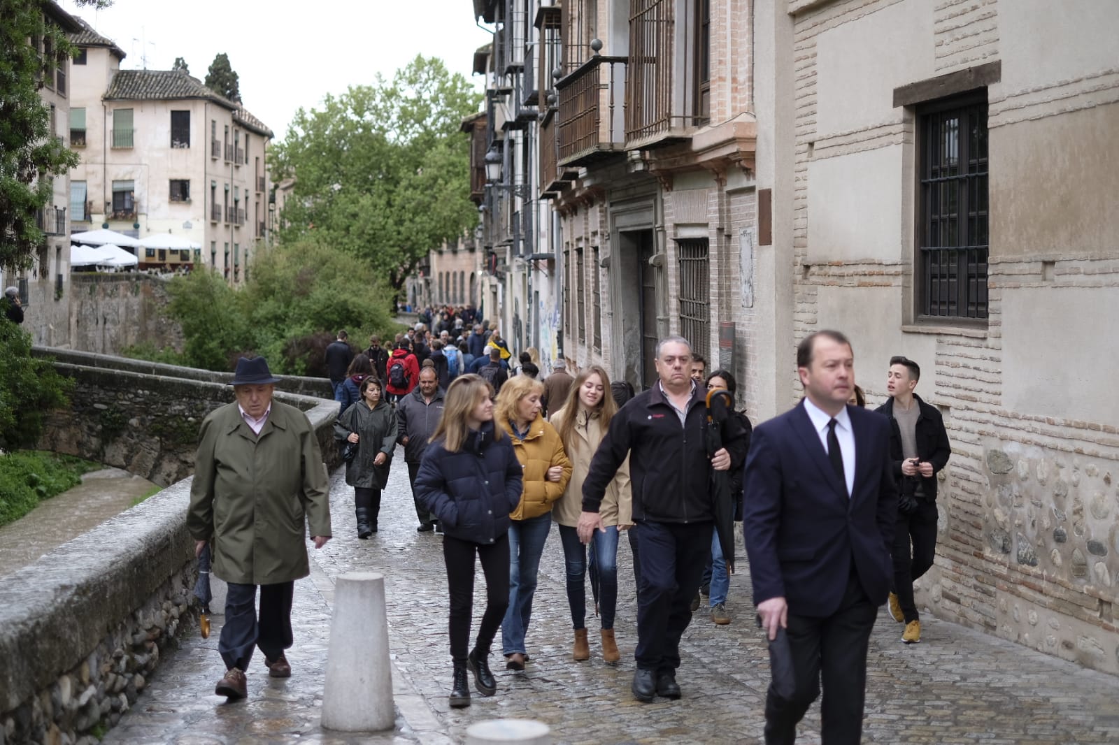 Las calles, monumentos e iglesias de Granada se llenan de visitantes pese al mal tiempo de este jueves