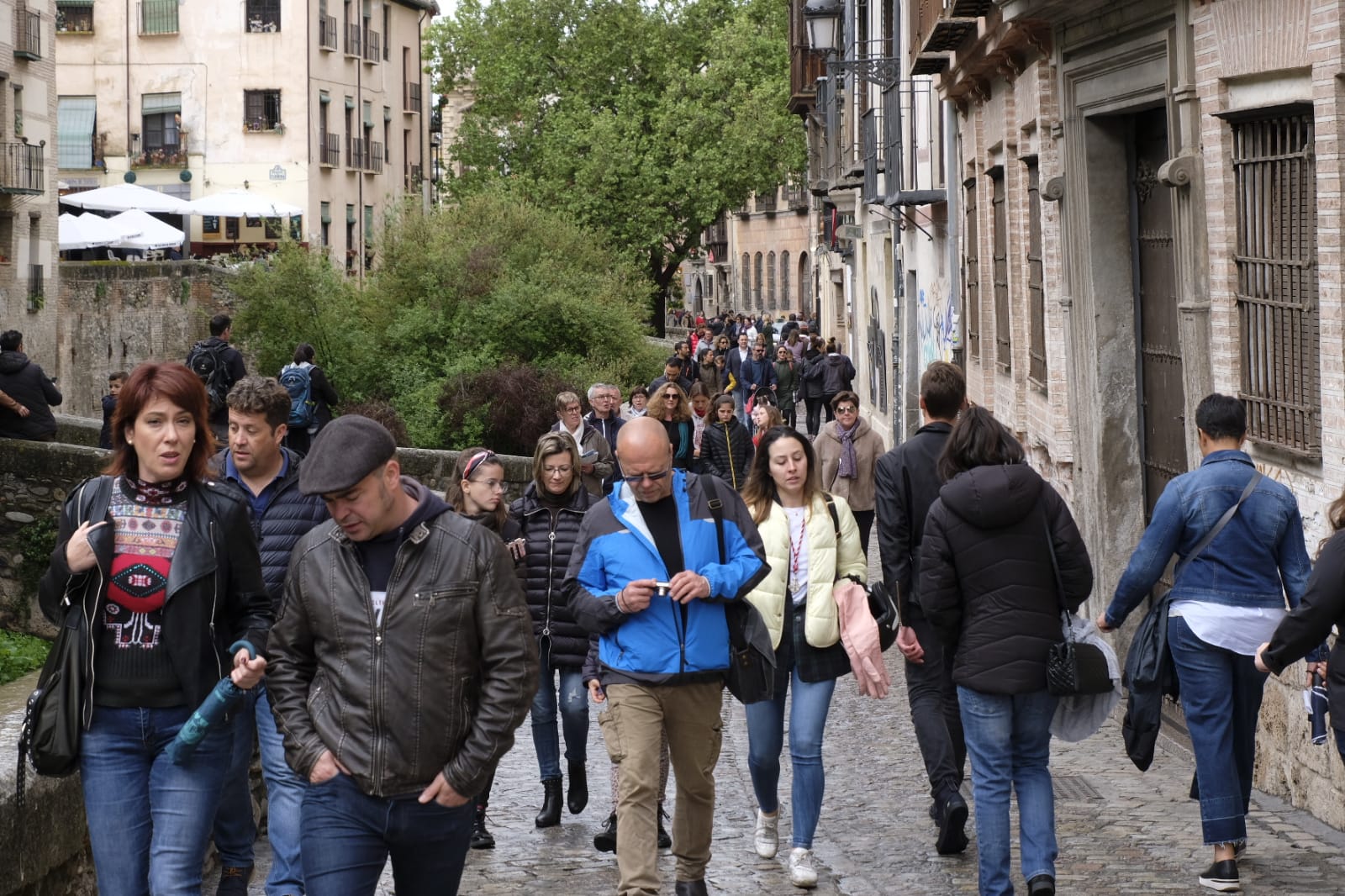 Las calles, monumentos e iglesias de Granada se llenan de visitantes pese al mal tiempo de este jueves