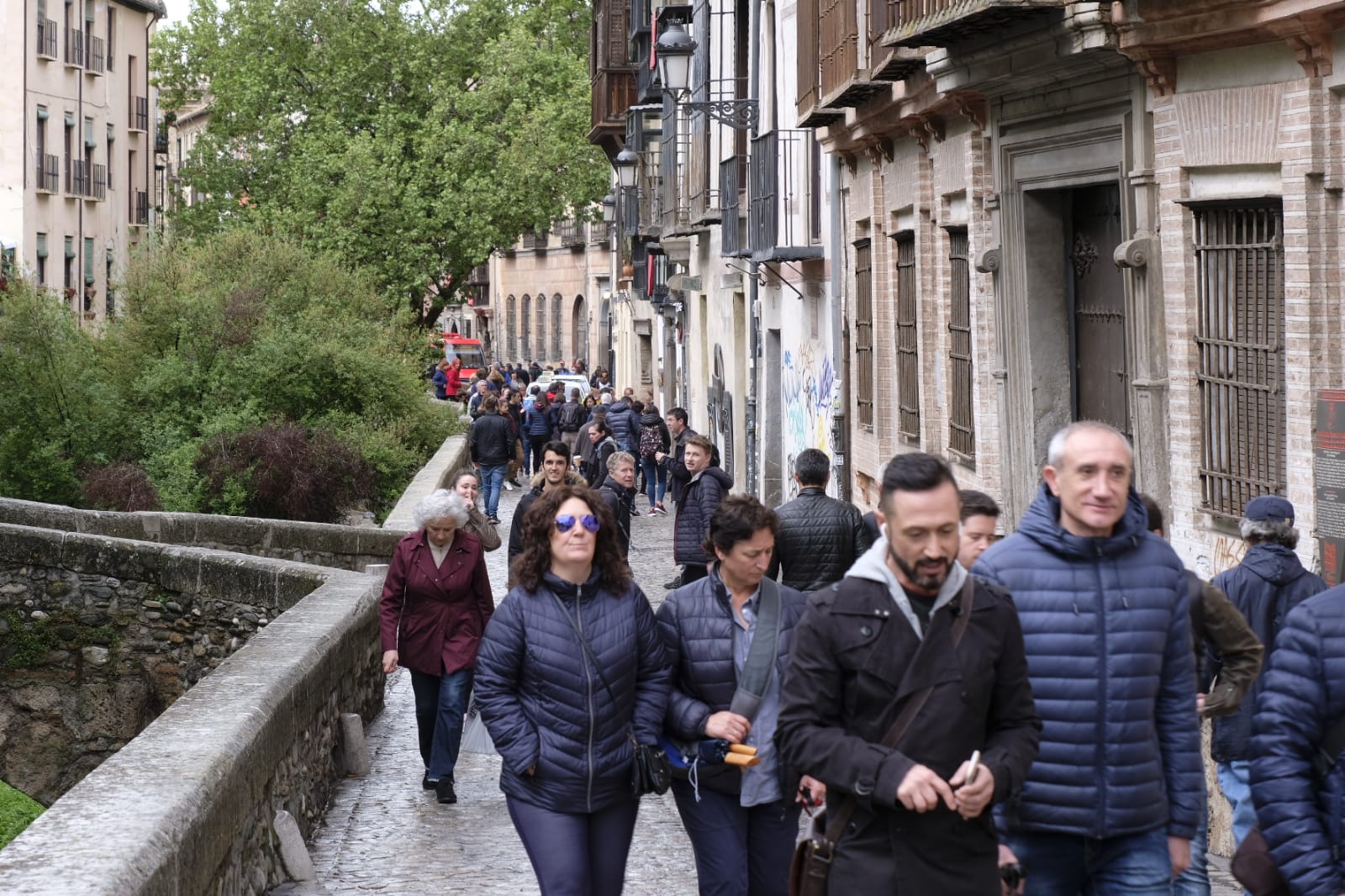 Las calles, monumentos e iglesias de Granada se llenan de visitantes pese al mal tiempo de este jueves