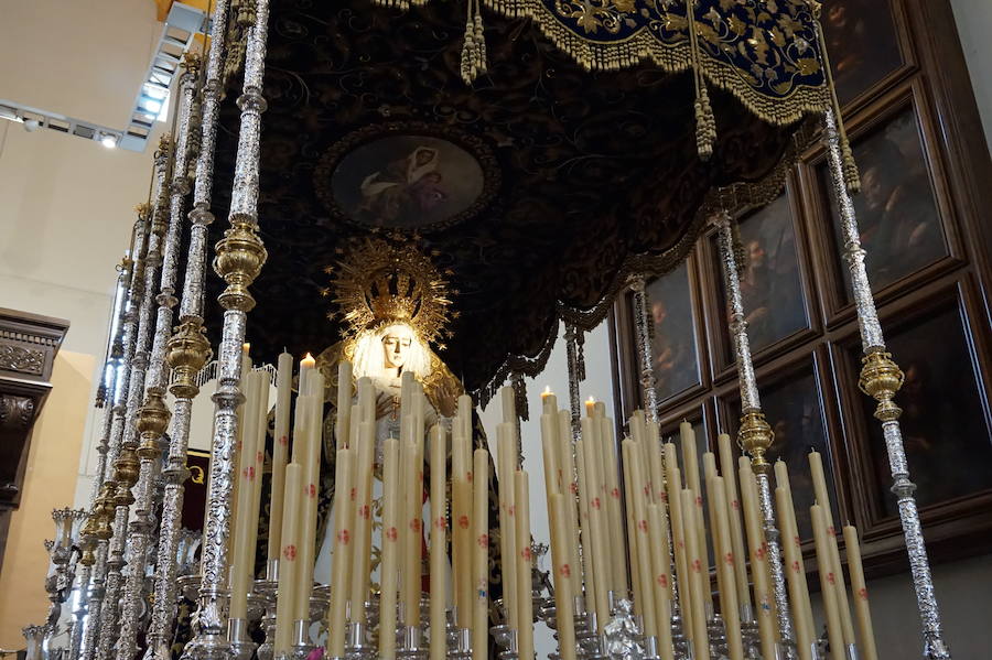 Largas colas pese al mal tiempo y lluvia de claveles para El Abuelo, con un ojo en el cielo a horas de su salida en procesión