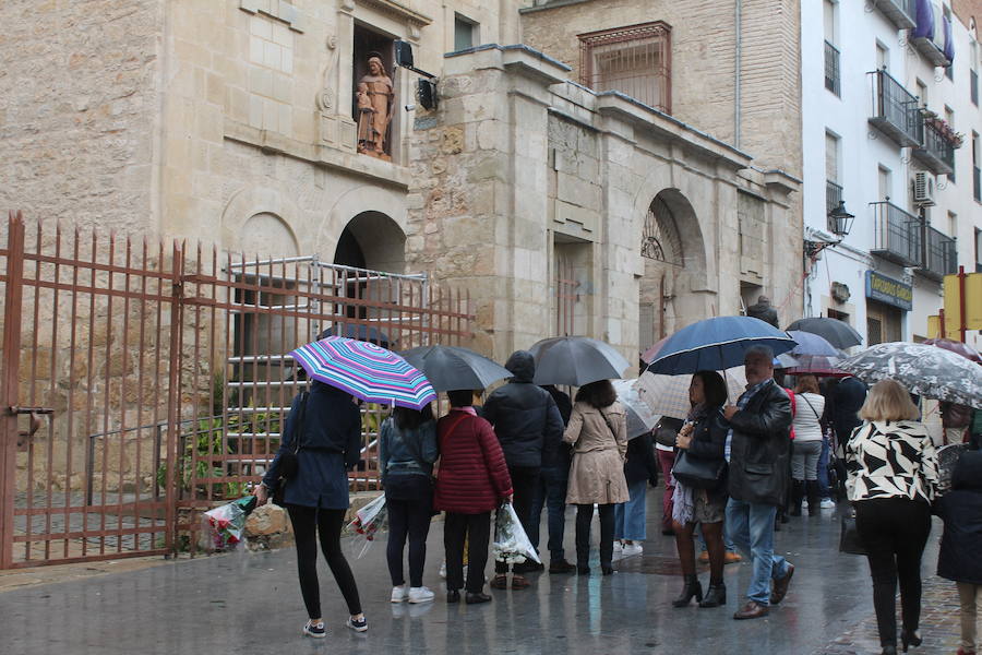 Largas colas pese al mal tiempo y lluvia de claveles para El Abuelo, con un ojo en el cielo a horas de su salida en procesión