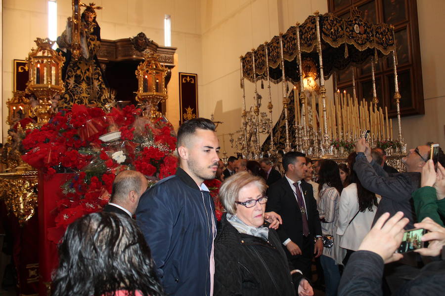 Largas colas pese al mal tiempo y lluvia de claveles para El Abuelo, con un ojo en el cielo a horas de su salida en procesión