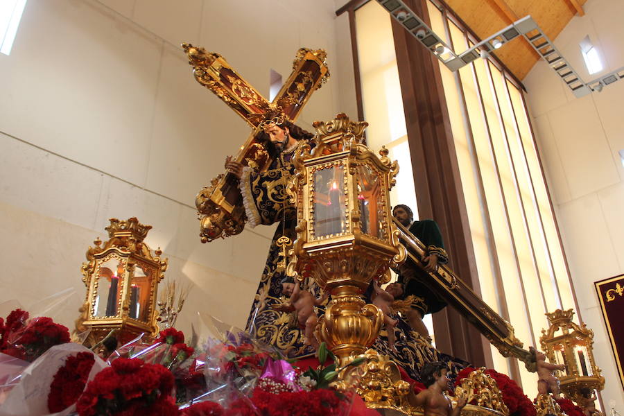 Largas colas pese al mal tiempo y lluvia de claveles para El Abuelo, con un ojo en el cielo a horas de su salida en procesión