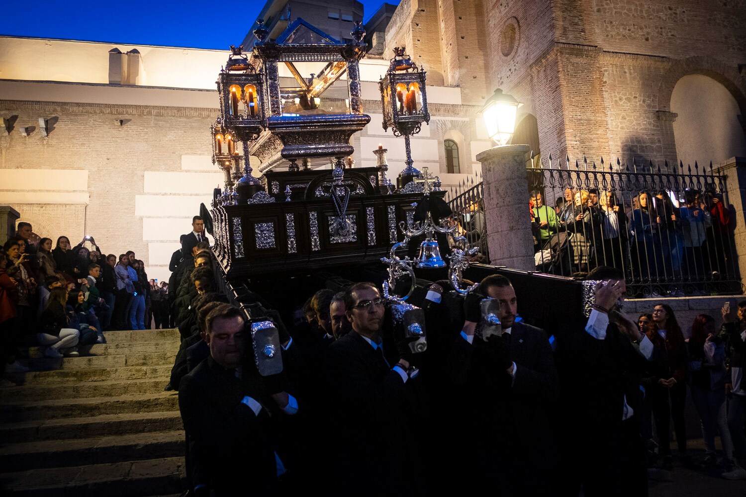 Fotos: El Sepulcro y la Virgen de los Dolores procesionan por las calles de Motril