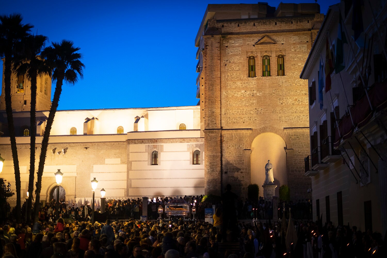 Fotos: El Sepulcro y la Virgen de los Dolores procesionan por las calles de Motril