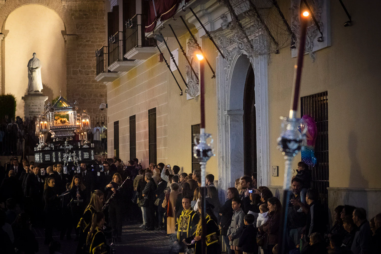 Fotos: El Sepulcro y la Virgen de los Dolores procesionan por las calles de Motril