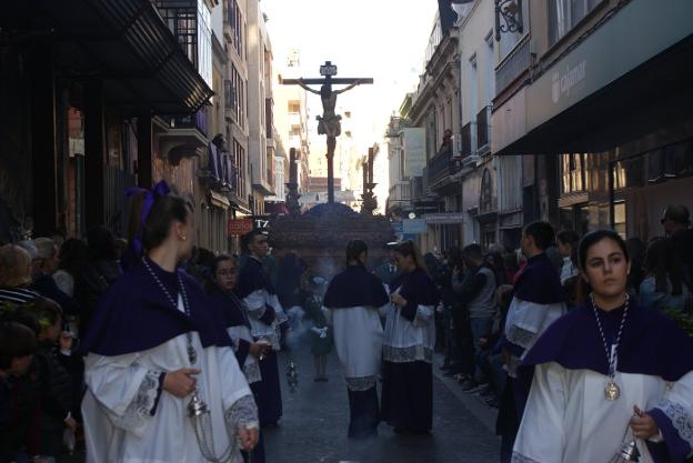 El Cristo de la Buena Muerte acude con puntualidad a la Carrera Oficial.