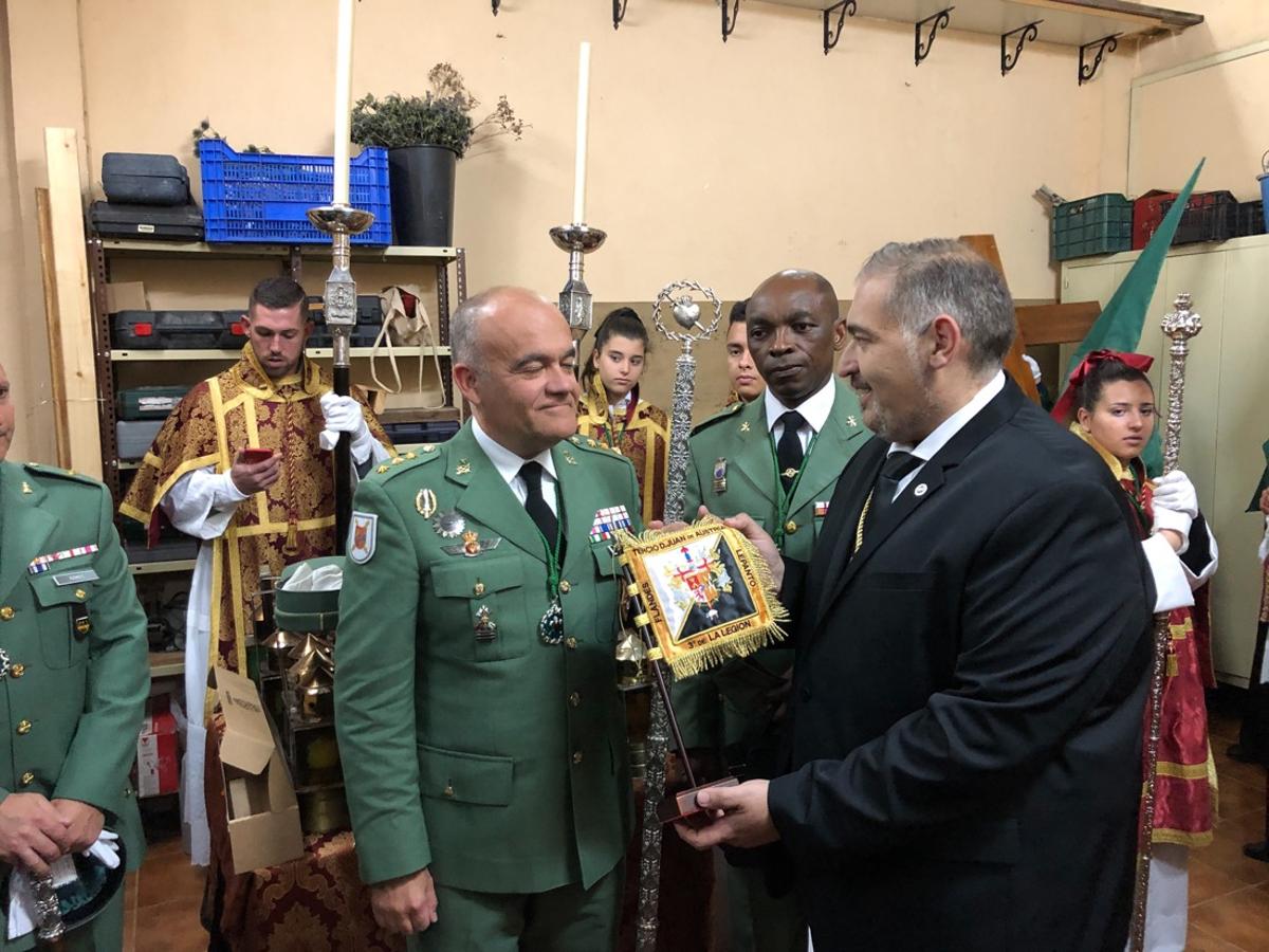 Desde la salida en San Juan de Letrán, la primera cofradía de la tarde del Viernes Santo ha hecho su desfile acompañada por los militares