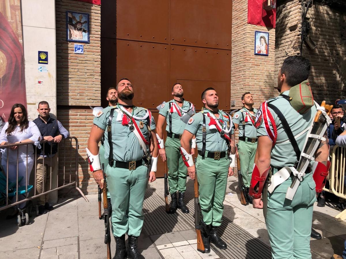 Desde la salida en San Juan de Letrán, la primera cofradía de la tarde del Viernes Santo ha hecho su desfile acompañada por los militares