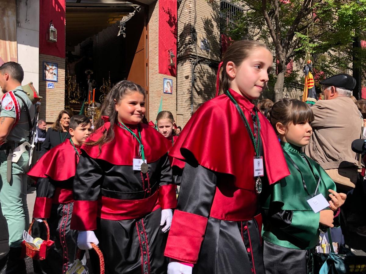 Desde la salida en San Juan de Letrán, la primera cofradía de la tarde del Viernes Santo ha hecho su desfile acompañada por los militares