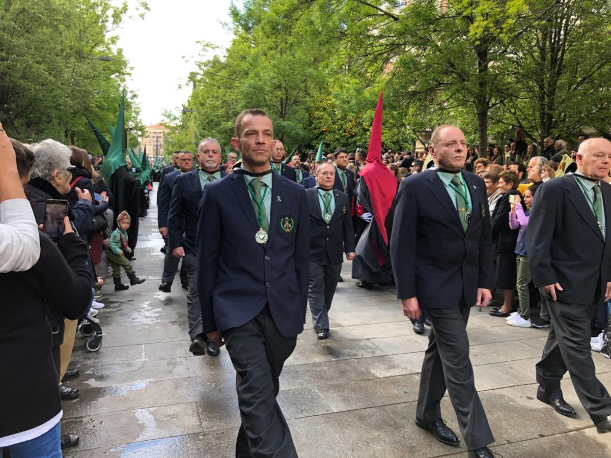 Desde la salida en San Juan de Letrán, la primera cofradía de la tarde del Viernes Santo ha hecho su desfile acompañada por los militares