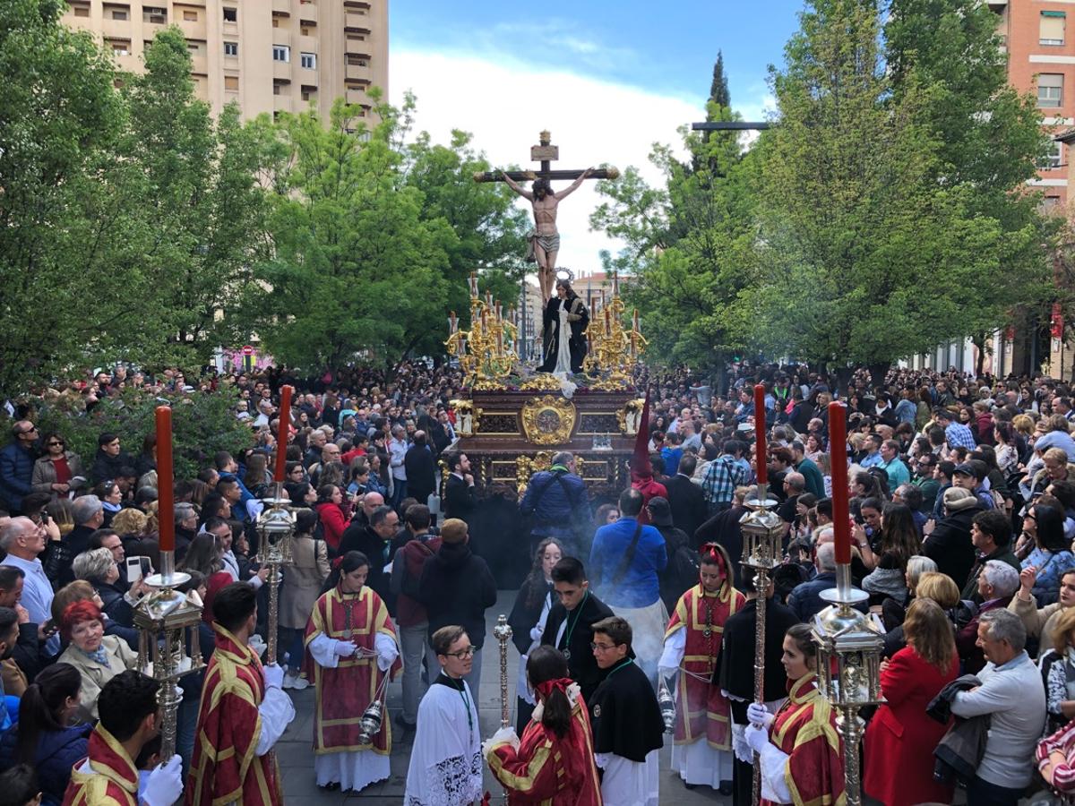 Desde la salida en San Juan de Letrán, la primera cofradía de la tarde del Viernes Santo ha hecho su desfile acompañada por los militares