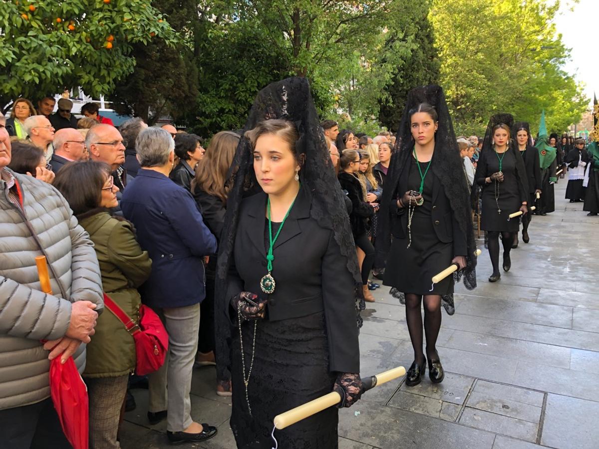 Desde la salida en San Juan de Letrán, la primera cofradía de la tarde del Viernes Santo ha hecho su desfile acompañada por los militares