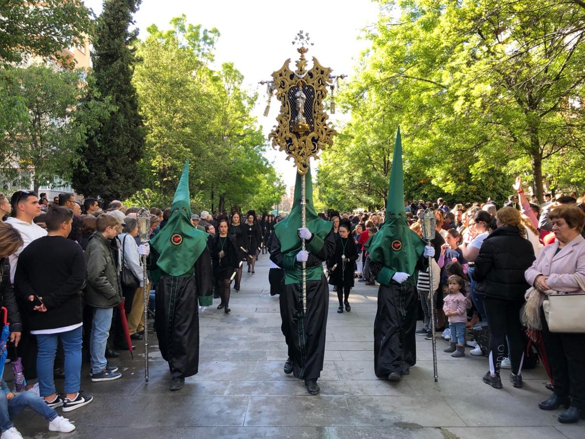 Desde la salida en San Juan de Letrán, la primera cofradía de la tarde del Viernes Santo ha hecho su desfile acompañada por los militares